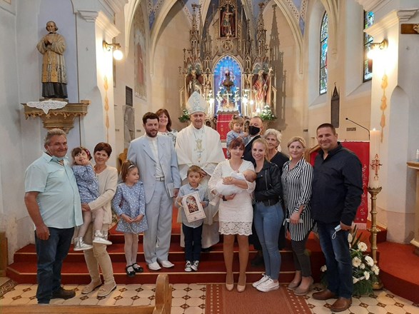 Biskup Josip Mrzljak krstio je peto dijete obitelji Zavrtnik u župi Maruševec